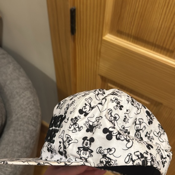 Official Disney Mickey Mouse Hat - Picture 3 of 4